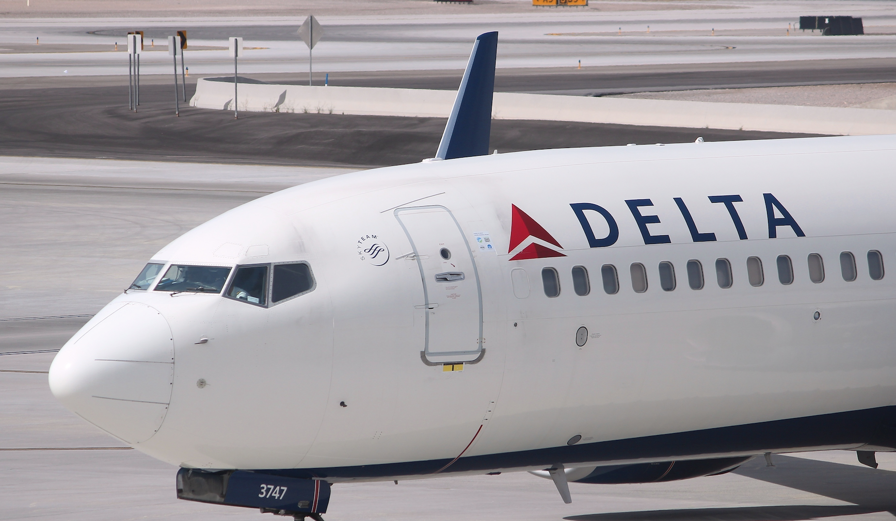 delta-ramp-agent-arrested-with-282-400-in-backpack-points-miles