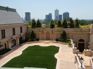 a large courtyard with a large lawn