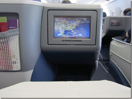 Delta 767 with Flat Bed Meal Service 1.jpg