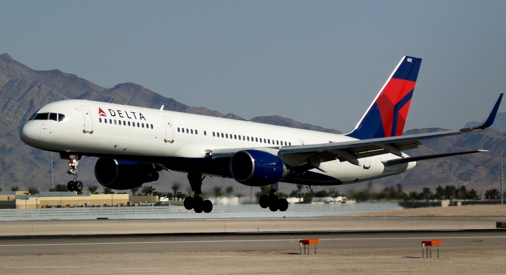 Delta_Air_Lines_New_Livery_Boeing_757-232_with_Winglets_N703TW_(1850694316)