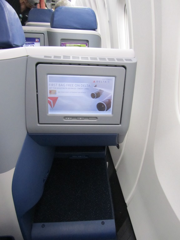 Delta-Business-Elite-Seat-9D-Legroom.jpg