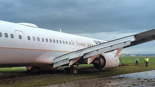 United 737-900 Aircraft Skids Off Runway in Houston