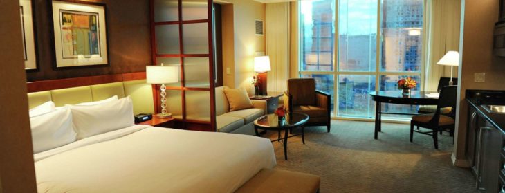signature-hotel-deluxe-suite-bedroom-image-jpg-image-2880-1100-high