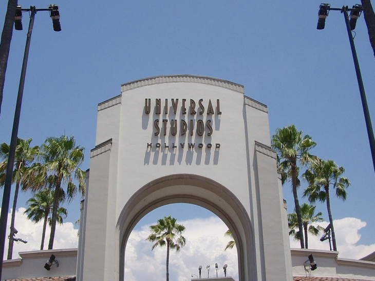 a large white archway with palm trees